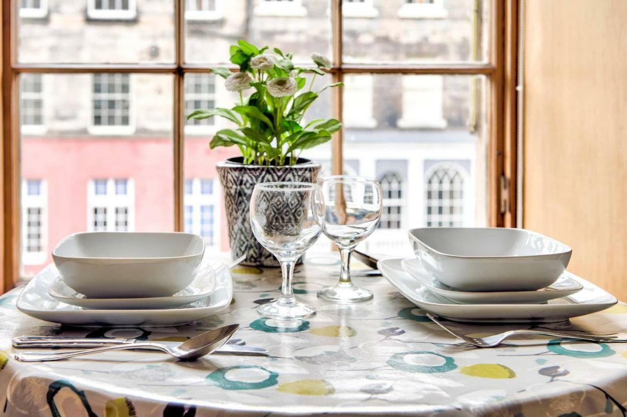 אדינבורו Joivy Royal Mile Apartment In Prime Location מראה חיצוני תמונה
